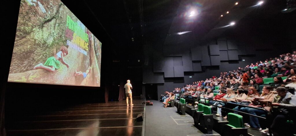 Professores mergulham na Amazônia das Crianças no Sesc Guarulhos